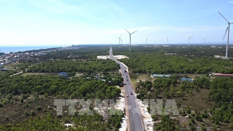 The Quang Tri coastal road project, spanning nearly 55km, is among key projects with regional connectivity that play an important role in promoting socio-economic development in the central province of Quang Tri. The project is expected to be completed by the end of 2026. (Photo: VNA)