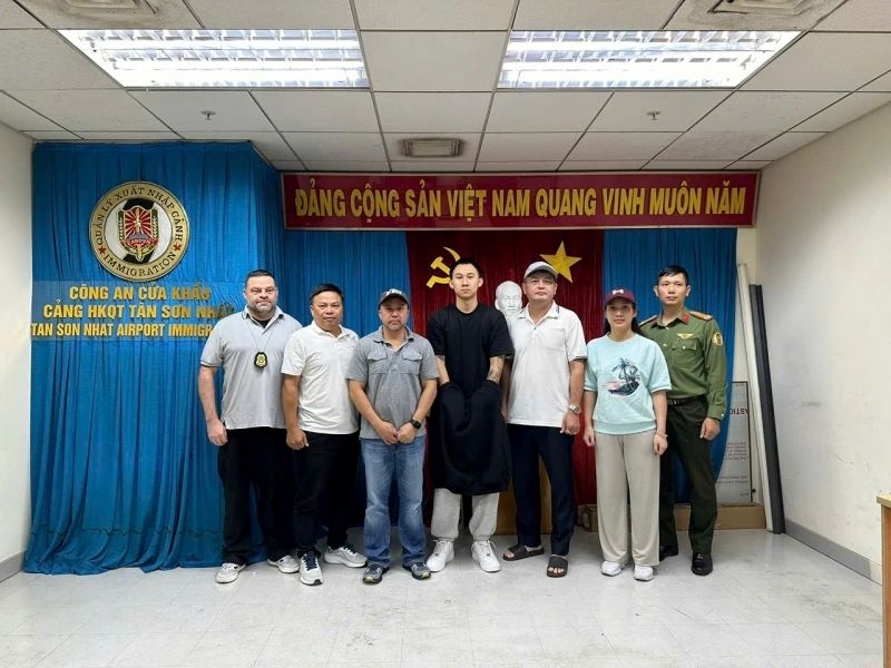 Vietnamese police hand Quoc Bao Viet Le over to the FBI’s Assistant Legal Attaché based in Hanoi