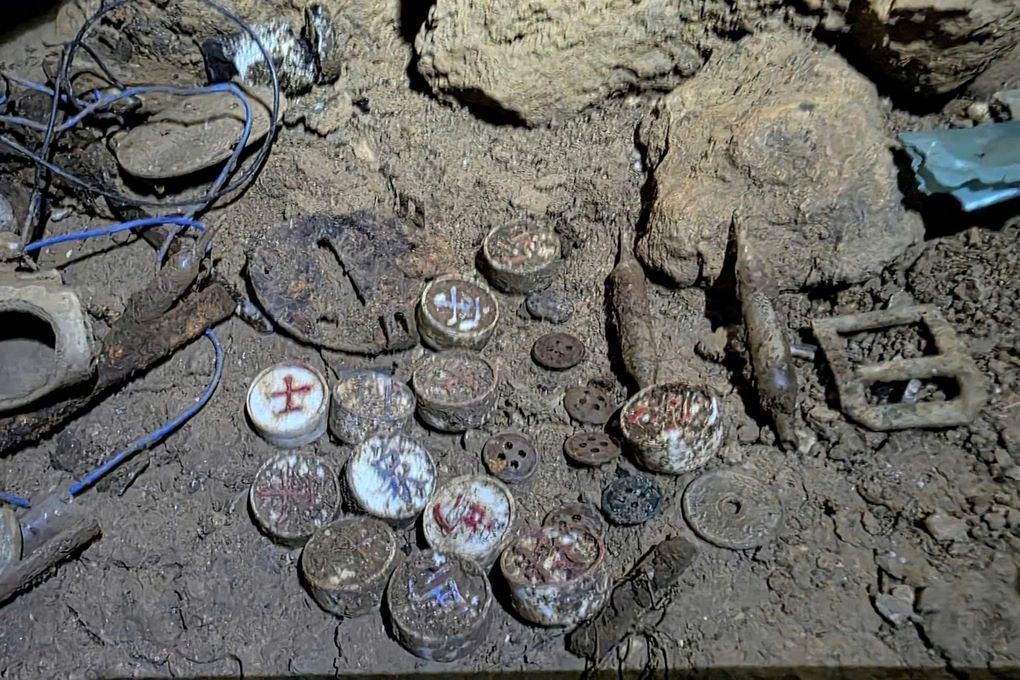 A Chinese chess set and a Vietnamese coin issued in 1958 are also found alongside the remains (Photo: Dan Tri)