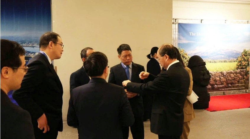 Representatives of the Vietnamese delegation exchange views with counterparts from regional countries
