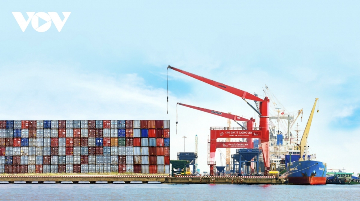 Rising fuel prices from Middle East conflict push up sea and air freight costs for businesses