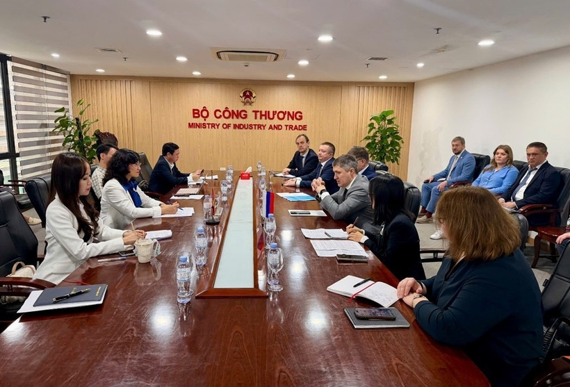The recent working session between Deputy Minister of Industry and Trade Phan Thi Thang and Dmitry Nikolaevich Makhonin, Governor of Perm Krai (Photo: Ministry of Industry and Trade)