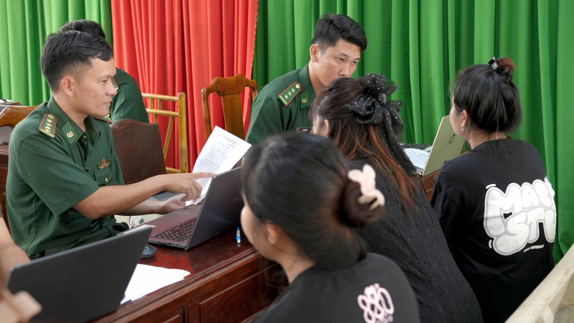 Vietnam's border guard forces work with victims of “easy job, high pay” scams after receiving them back (Photo: A.X/vietnamnet.vn)