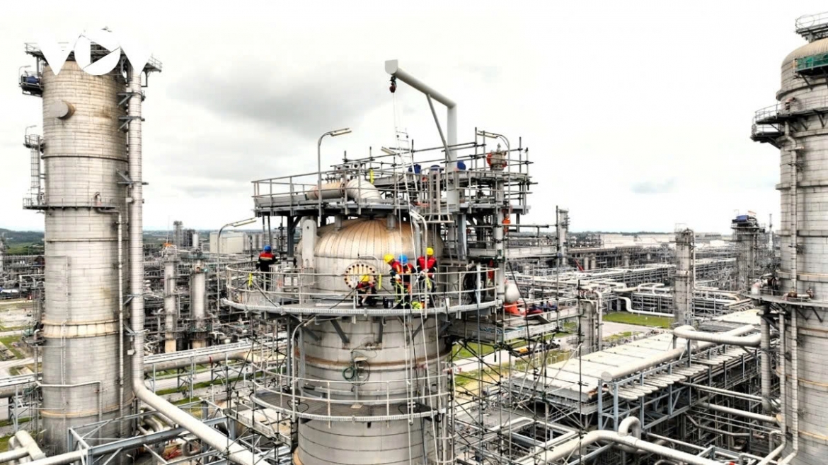 With a capacity of 10 million tonnes per year, the Nghi Son refinery, the largest of its kind in Vietnam, faces significant risks due to its heavy reliance on crude imports from Kuwait via the Strait of Hormuz