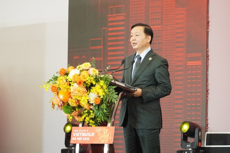 Deputy Prime Minister Tran Hong Ha urges domestic and international businesses to contribute ideas and advice on key national challenges at Vietbuild Hanoi 2026 (Photo: baoxaydung.vn)