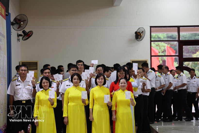 Officers, soldiers and residents in the Truong Sa special zone come to cast their ballots at Polling Station No.1 on March 15.