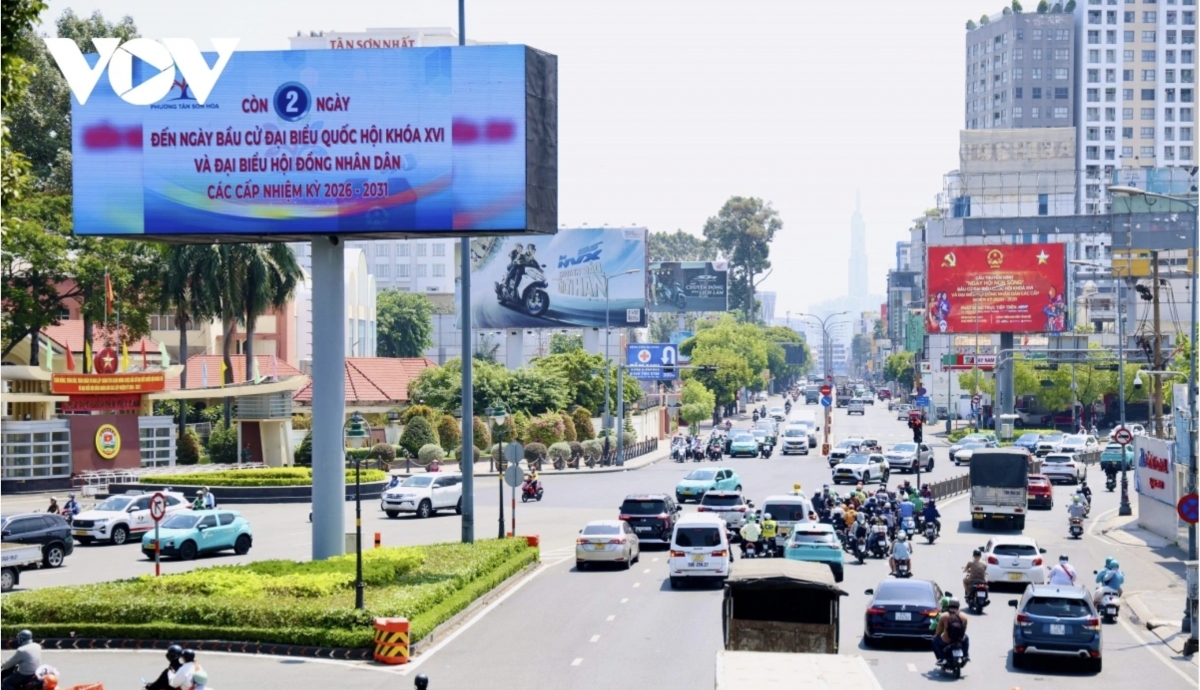 Large LED screens at several intersections display countdowns to election day, drawing the attention of passers-by and reminding voters of the upcoming vote.