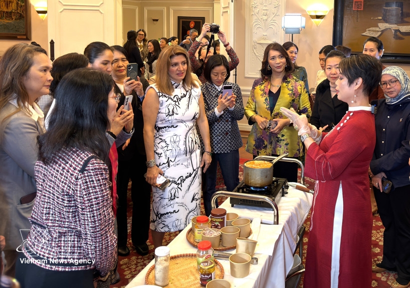 Chef Anna Le (in red dress) shares techniques and secrets for preparing Vietnamese vegetarian dishes using simple yet flavourful ingredients. (Photo: VNA)