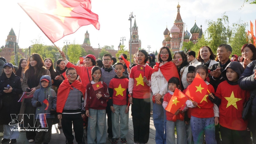 Vietnamese expatriates in Russia gather on Red Square on May 3, 2025 to welcome the Vietnam People’s Army delegation, which is in Russia join the military parade marking the 80th anniversary of the Victory in the Great Patriotic War. (Photo: VNA)