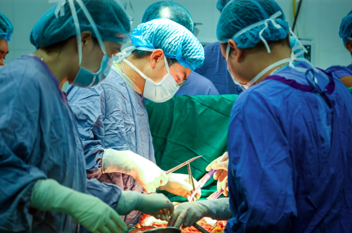 Vietnamese doctors at Vietnam - Germany University Hospital successfully conduct the first simultaneous heart-liver domino transplant. (Photo: hospital)
