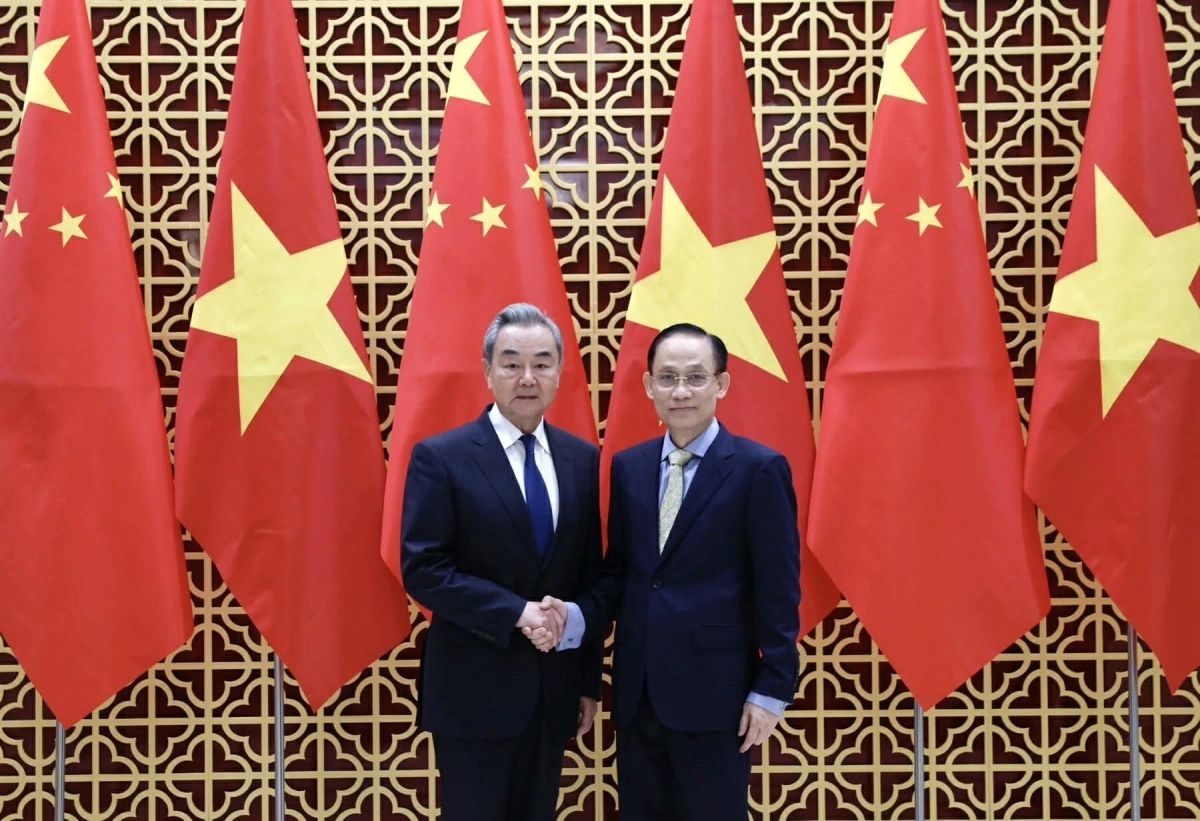 Vietnamese Foreign Minister Le Hoai Trung (R) and his Chinese counterpart Wang Yi during their meeting in Hanoi on March 15. (Photo: MOFA)