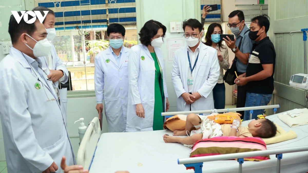 Deputy Minister of Health Nguyen Thi Lien Huong conducts an on-site inspection of hand, foot and mouth disease prevention and control efforts at Children’s Hospital 2, Ho Chi Minh City