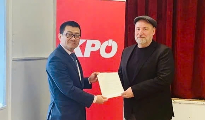 Vietnamese Ambassador to Austria Vu Le Thai Hoang (L) and Communist Party of Austria (KPÖ) leader Günther Hopfgartner during their meeting at the party’s headquarters on March 11