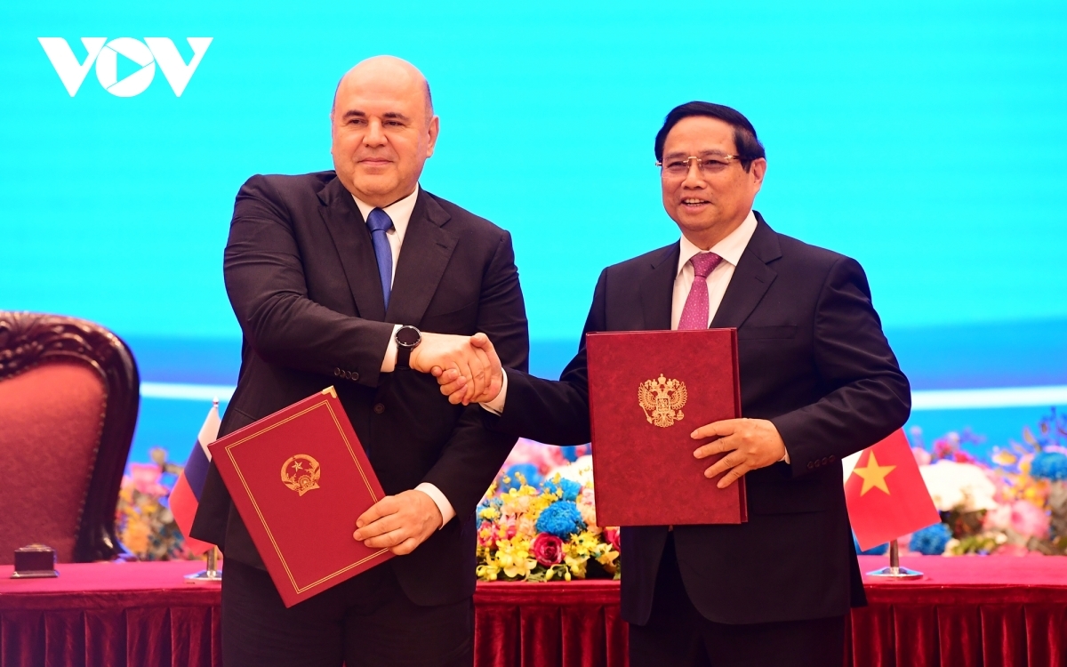 Vietnamese Prime Minister Pham Minh Chinh (R) and Russian Prime Minister Mikhail Mishustin during the latter's visit to Hanoi in January 2025