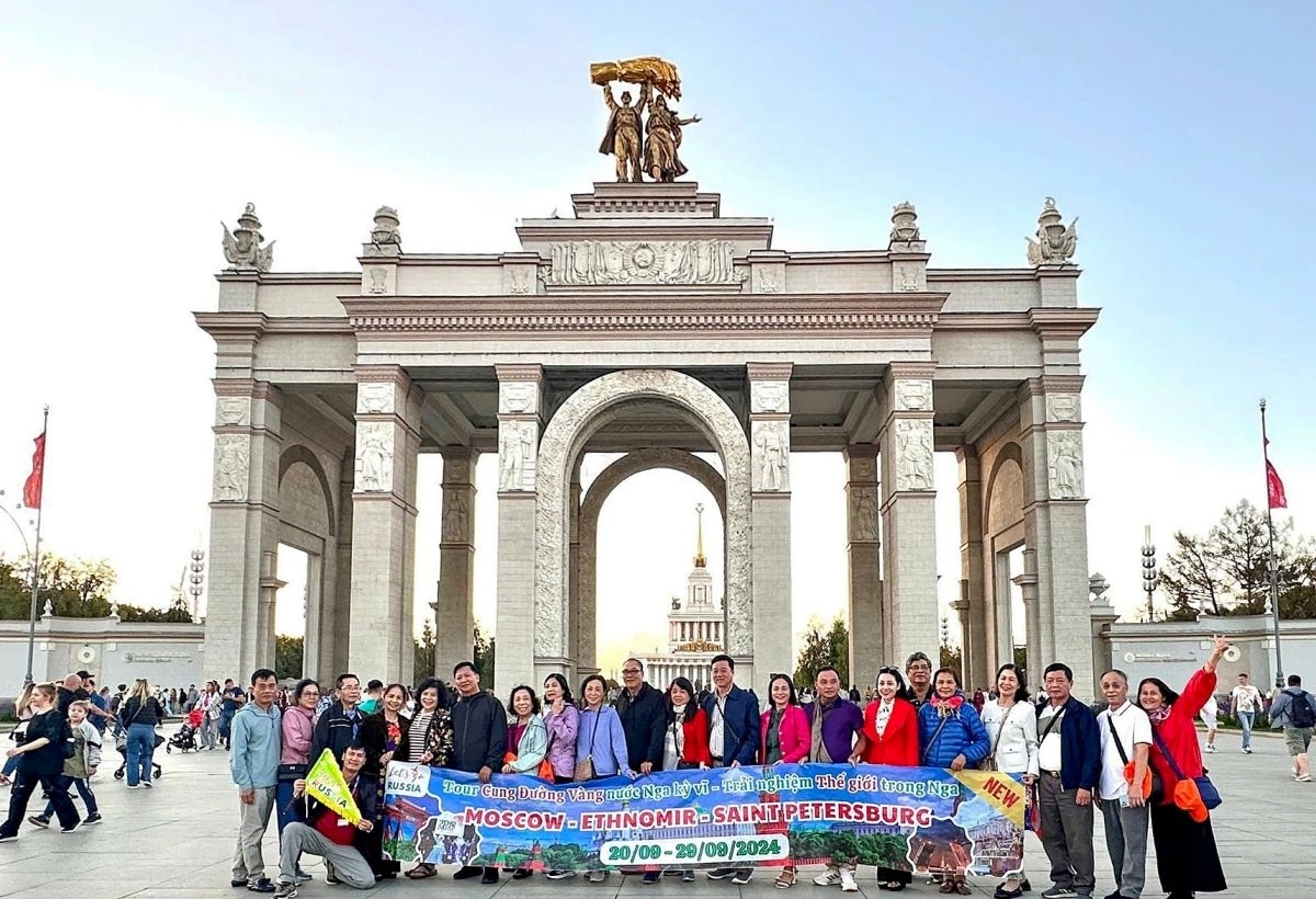 Vietnamese tourists during a tour in Russia (Photo: Vu Giang Bien)