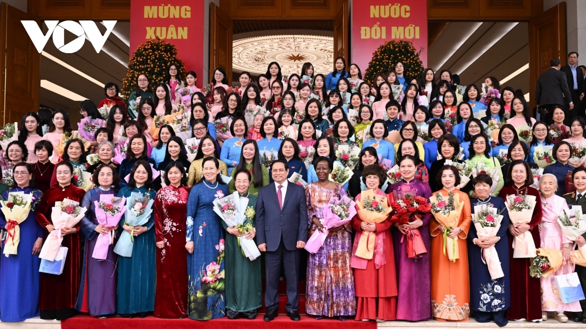 Women are playing an increasingly important role in the country’s development, innovation and global integration. In the photo< Prime Minister Pham Minh Chinh and female delegates attend a meeting in Hanoi.