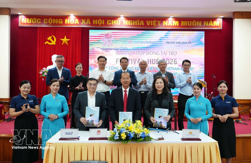 The Hue Festival organising committee signs a sponsorship deal with Vietnam Airlines and Pacific Airlines