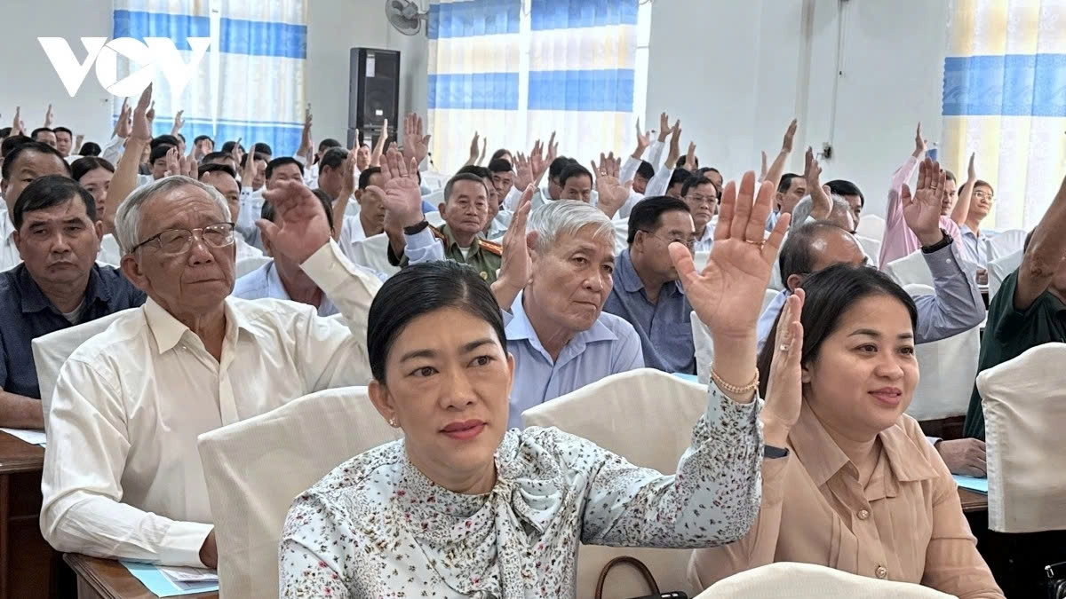 Voters voice support for candidates at the third consutative meeting in the Mekong Delta city of Can Tho