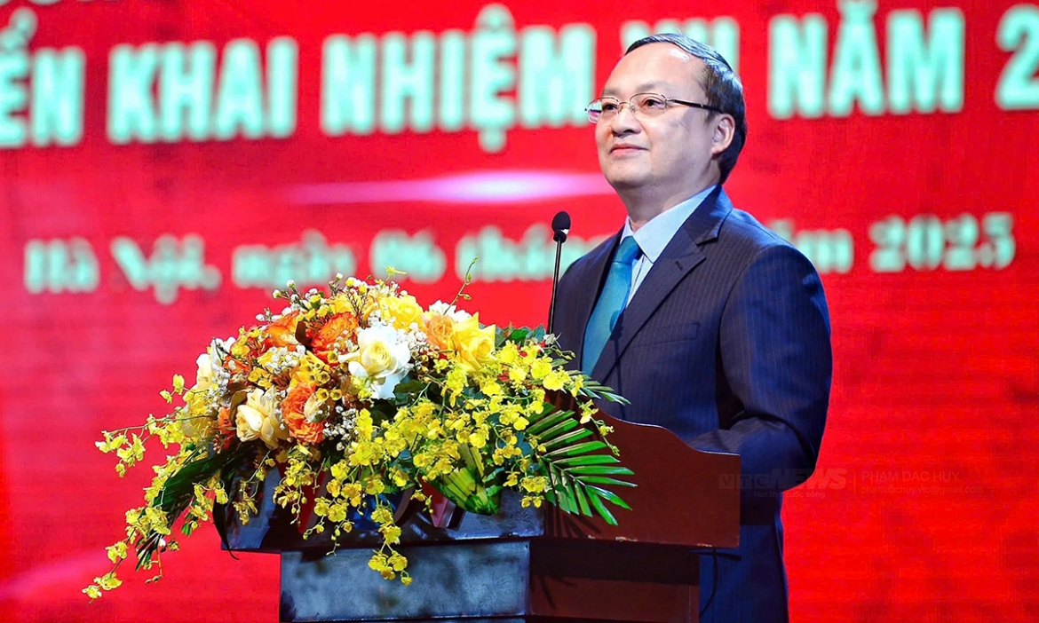 Do Tien Sy, member of the Party Central Committee and President of VOV