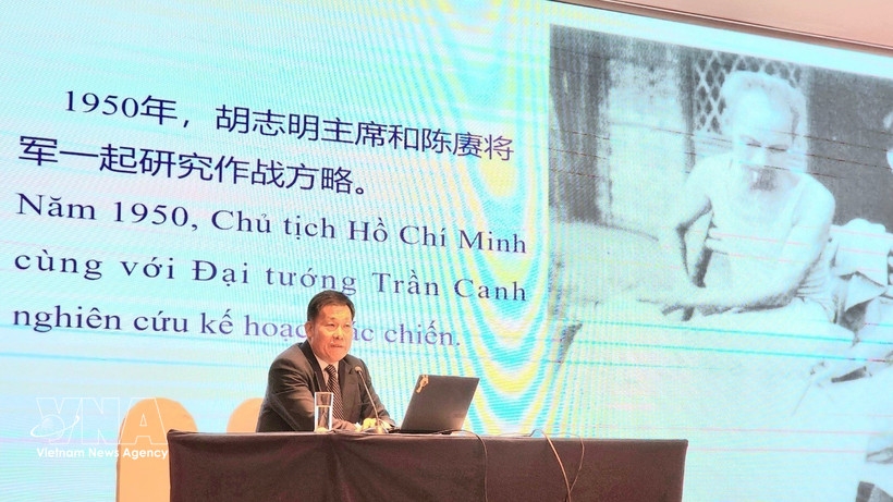 Prof. Hu Xianzhong speaks at the seminar.