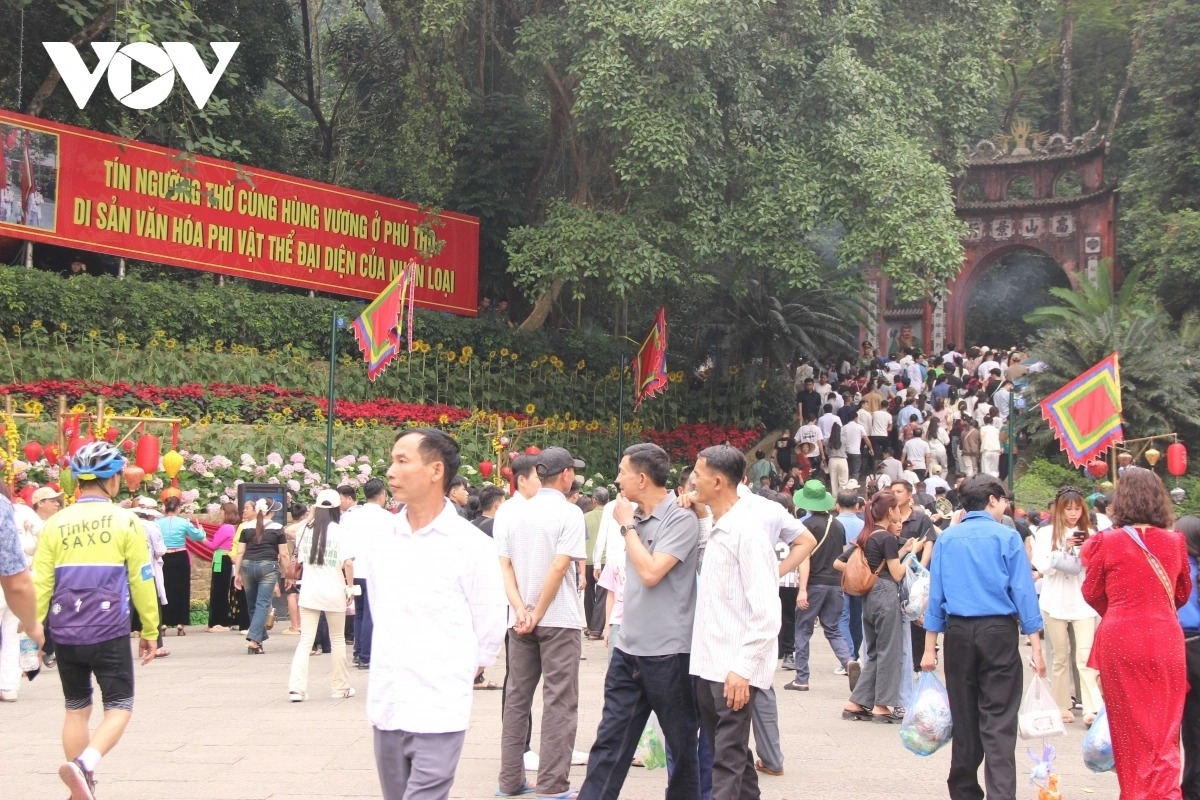 Despite the sweltering heat, crowds stream to the Hung Kings Temple Historical Complex from early morning, expressing their reverence and the Vietnamese tradition of remembering one’s roots.