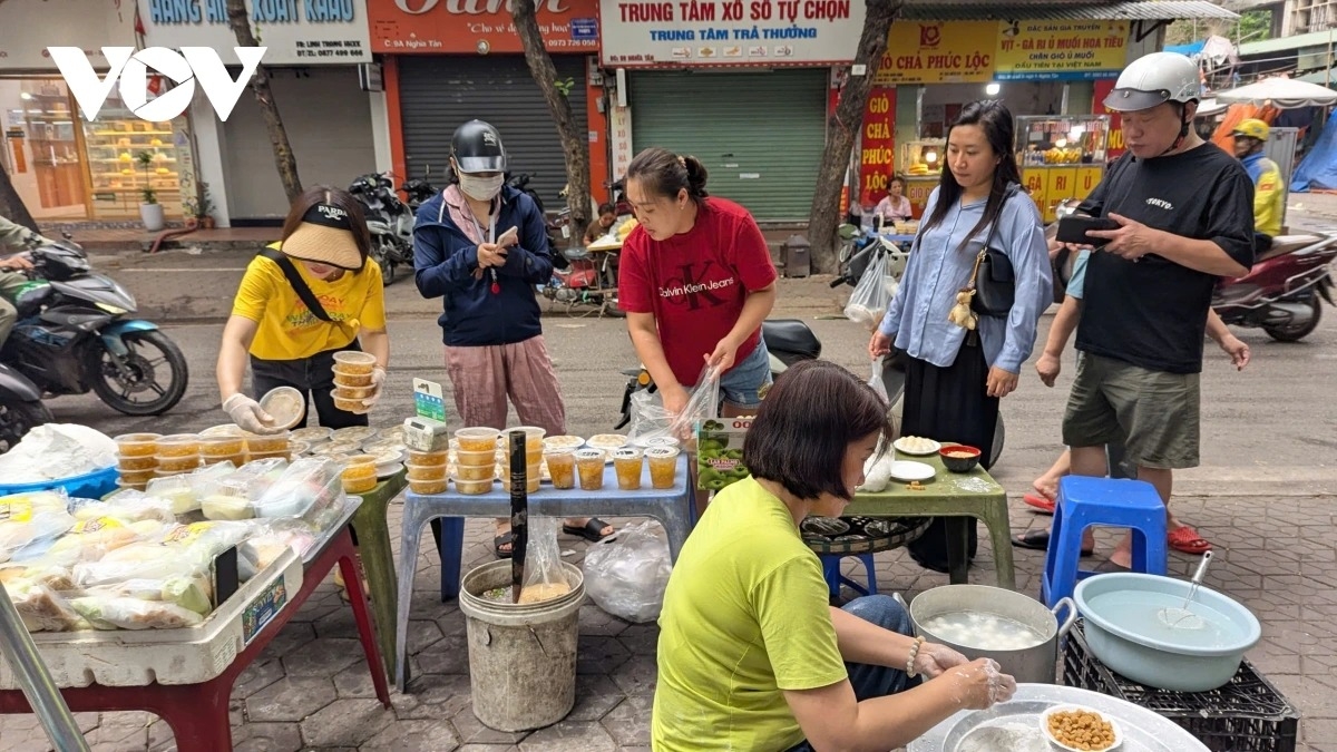 From early morning on the third day of the third lunar month (April 19 this year), many residents in Hanoi flock to food streets and traditional markets such as Ngoc Ha, Nghia Tan, and Cho Hom – Duc Vien to shop for offerings and prepare ritual trays for the Cold Food Festival.
