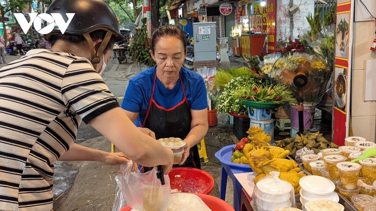 Le Anh Tuyet, owner of a prepared food shop on Nghia Tan Street in Hanoi, says the number of buyers has declined compared to previous years. Despite rising input costs, her shop has kept prices unchanged while focusing on product quality and ensuring food safety.