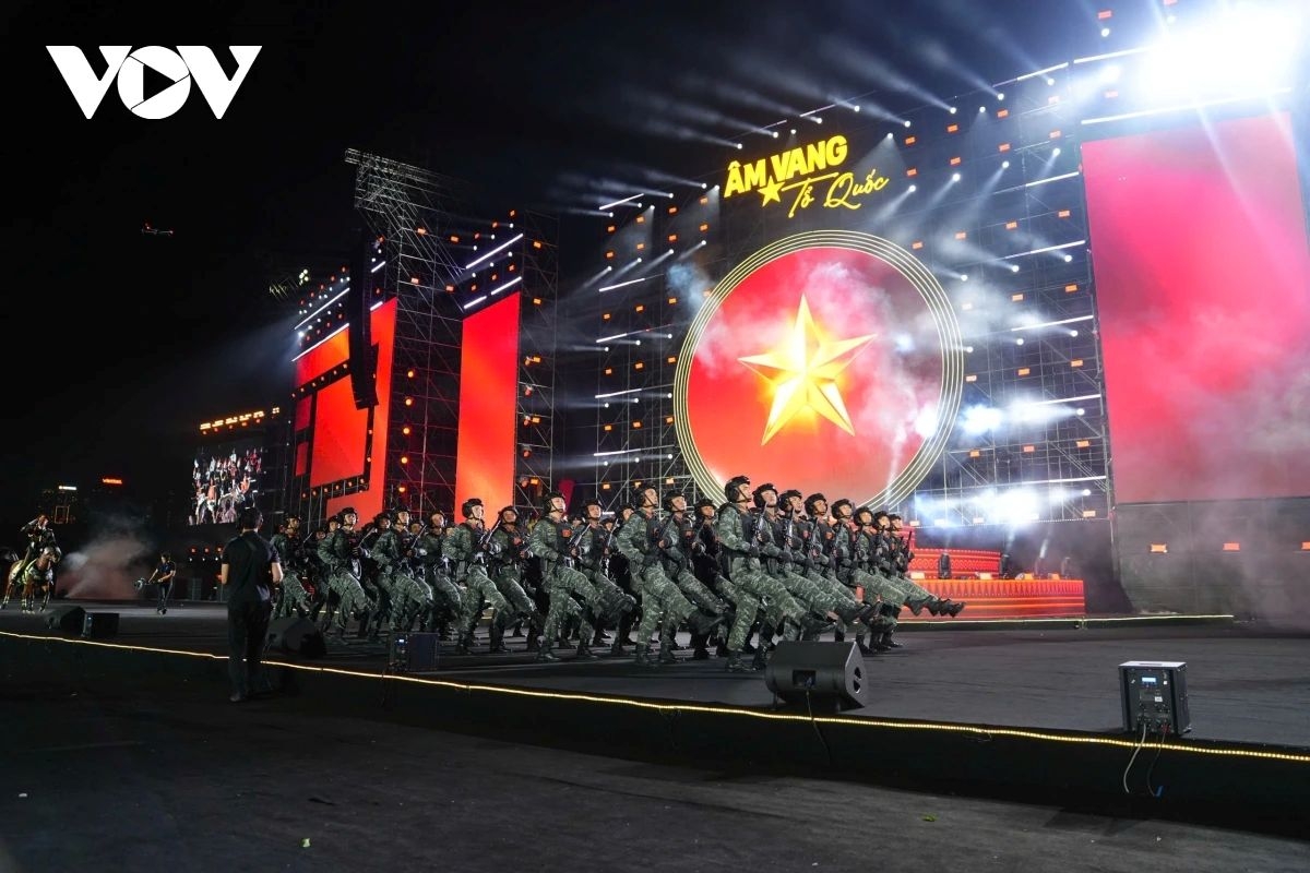 A special highlight of the programme is the parade combined with live-action performance in the segment “Peace for the Homeland.” More than 1,000 officers and soldiers from the Armed Forces and Public Security participate I the performance, forming a grand and powerful formation.