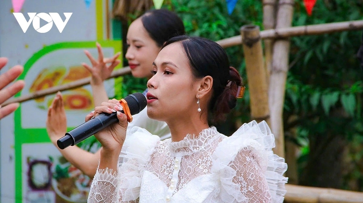 The photo shows young Khmer women performing the traditional Romvong dance, a signature folk dance of the Khmer community during the festival.
