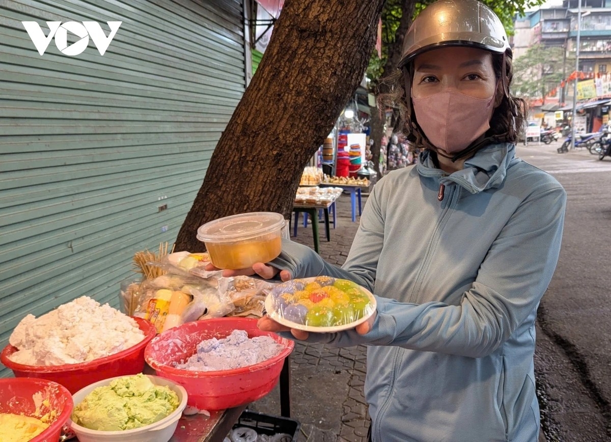 Nguyen Thi Hong Van, from Cau Giay ward, shares that her family prepares bánh trôi and bánh chay for ancestral offerings every year. This year, to save time, she opts to buy ready-made cakes, while also choosing five-coloured varieties to bring a fresh touch for the children, all while preserving the traditional spirit of the occasion.