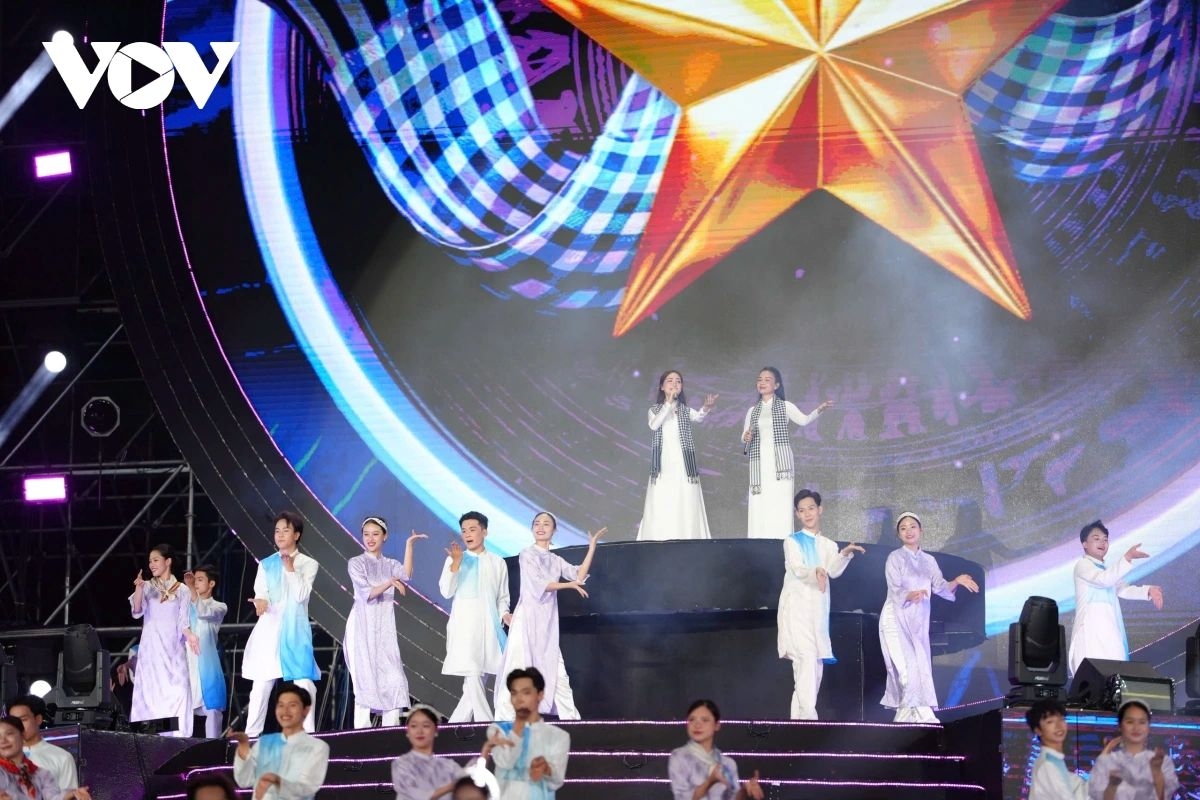 The atmosphere reaches its climax in the “Vietnam’s Aspirations” chapter, featuring a series of performances including “My Hometown,” “The Homeland in the Sunlight,” “Vietnamese People Love One Another,” “Vietnam – Essence of the Nation,” “Vietnam on a New Sunny Day,” and “Vietnam – Proudly Stepping into the Future.”