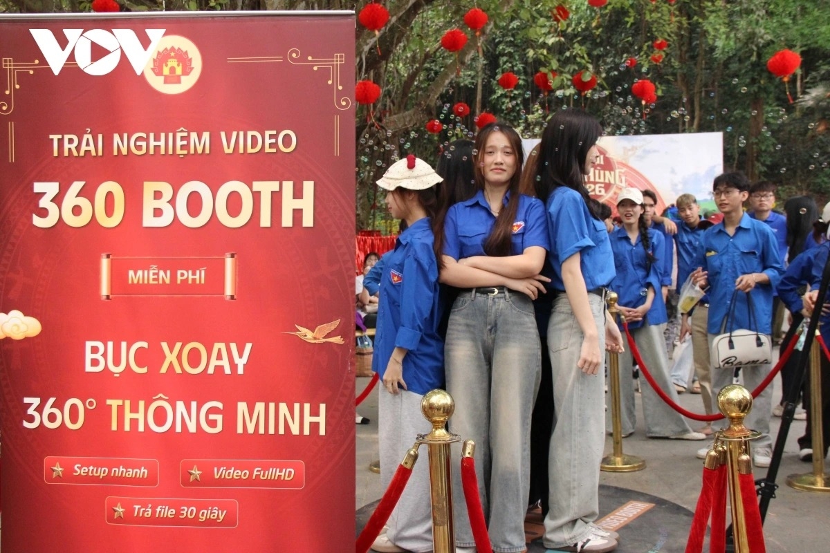 The 360-degree photobooth video experience draws many visitors, particularly young people. Nguyen Khanh Huyen, a student at Phu Tho College of Pharmacy and Medical Technology, says: “It is a fun and interesting activity, so I join my friends to capture memorable moments from our 2026 visit to Hung Kings Temple.”