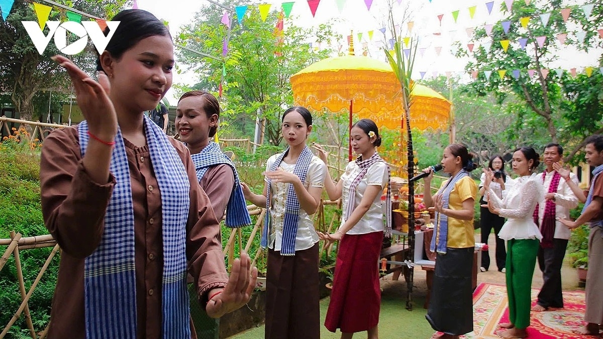 Visitors enthusiastically take part in festival activities, from tasting flattened rice and traditional foods during the Moon Worship ceremony to joining community dances and songs. The event serves as an opportunity to promote Khmer culture to a wider public.