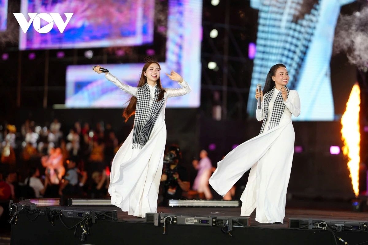 The youthful and modern songs resonates strongly with younger audiences, especially as tens of thousands of phone flashlights light up the stadium, turning it into a dazzling “starry sky.”