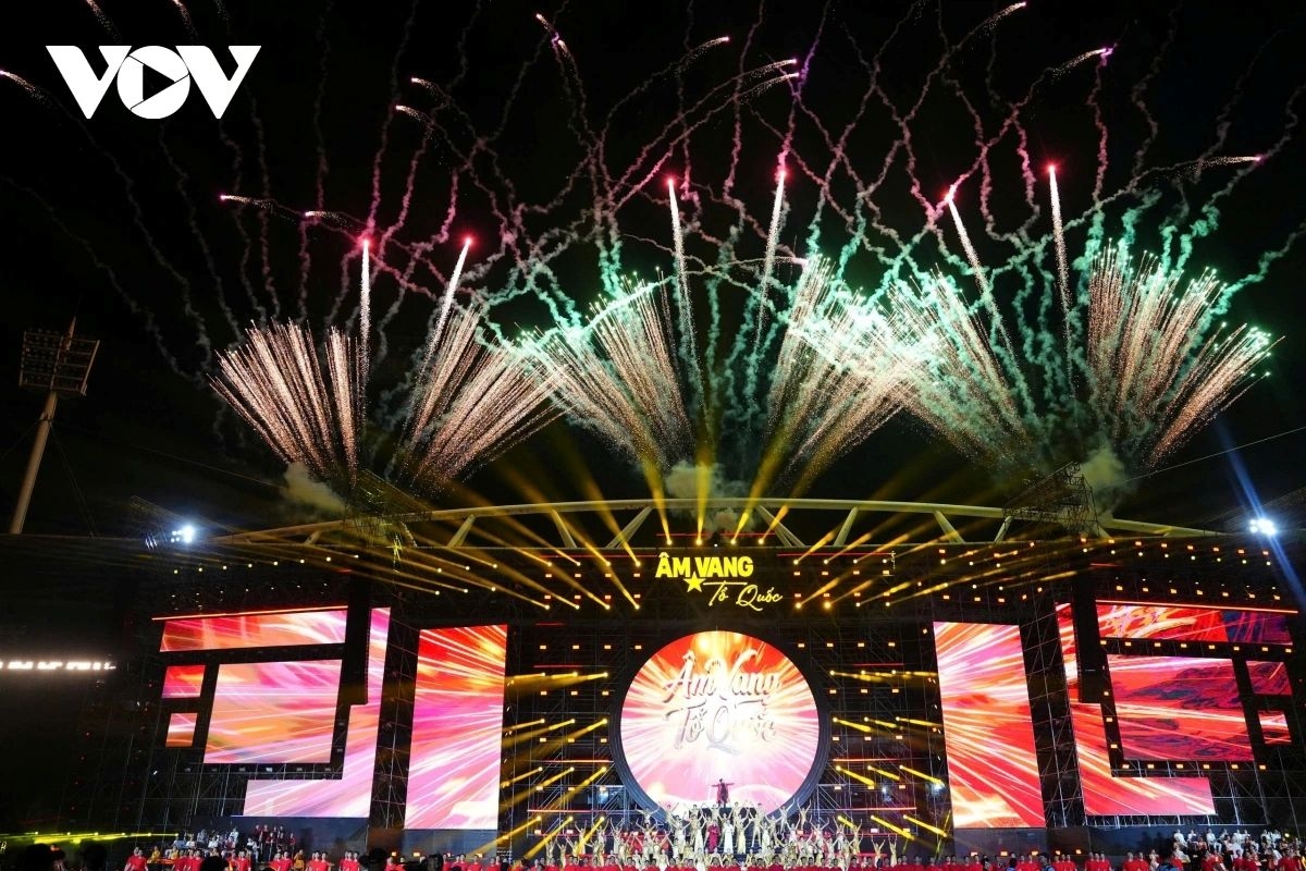 After the song “Great Circle of Vietnam,” a dazzling fireworks display illuminates the sky over My Dinh Stadium, creating an explosive finale that leaves the audience overwhelmed with emotion.
