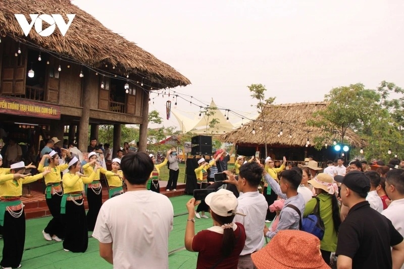 The cultural camp in Muong Vang drew visitors to join in and experience traditional Muong dances.