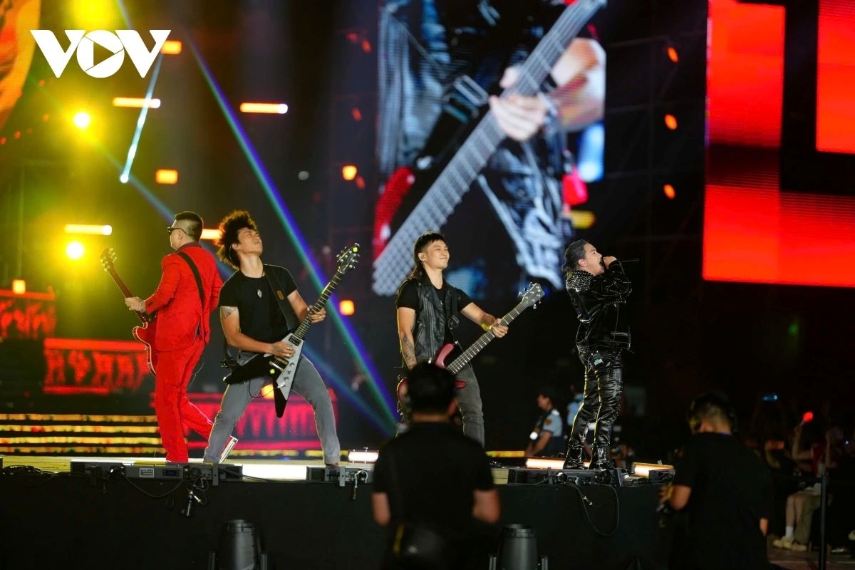 Entering the second part of the programme under the theme “Explosive Sounds – Illuminating the Sky,” the atmosphere becomes increasingly vibrant and electrifying with the appearance of rock bands such as Bức Tường and Ngũ Cung. Songs including “The Road to Glory,” “May Rain,” “Vietnamese Land,” and “Day and Night March” ignite the entire stadium, transforming it into a true open-air music festival.