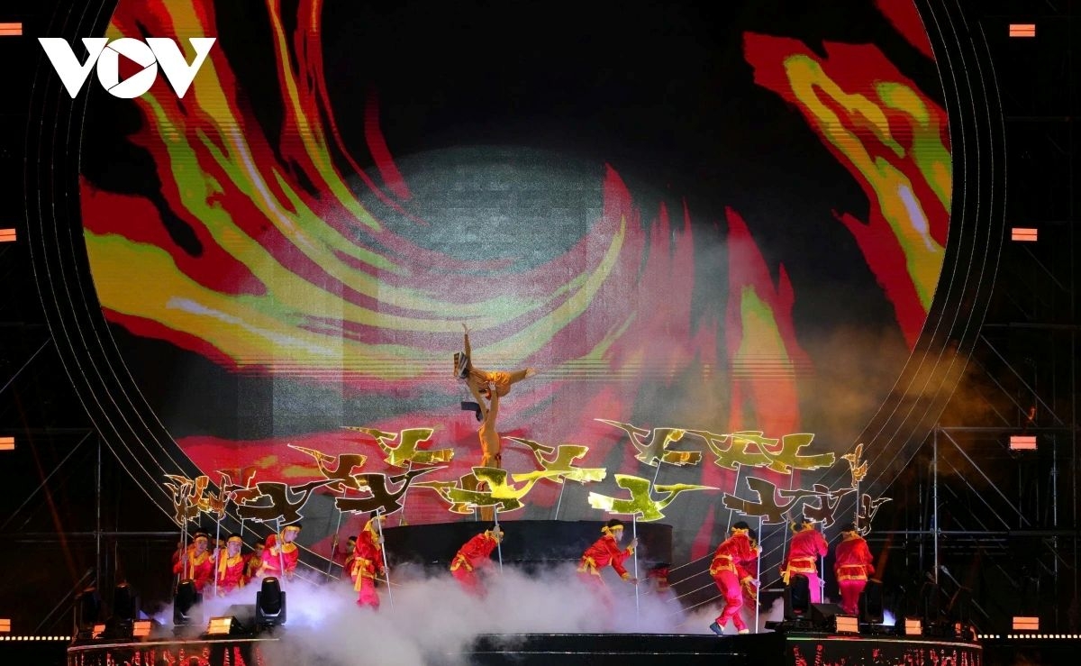 The participation of renowned artists, alongside large-scale choreographed segments, contributes to the programme’s distinctive appeal.