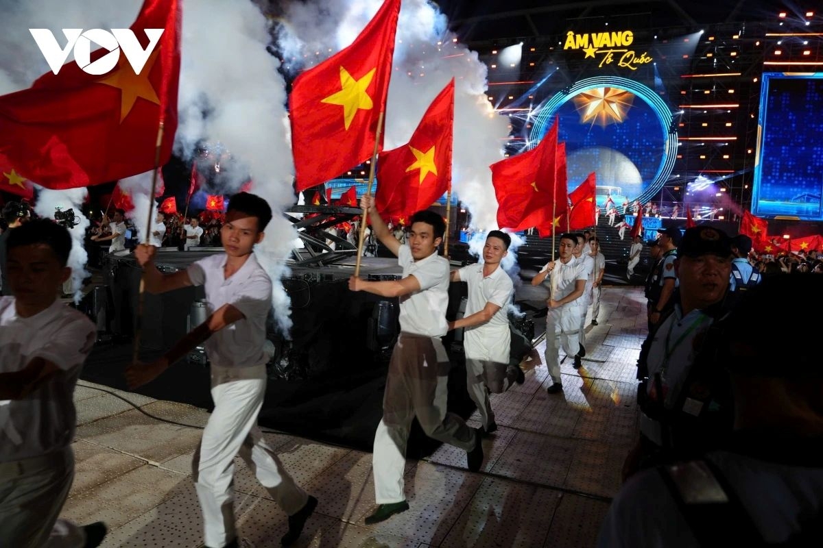 With its grand scale, elaborate staging, and the integration of music, live-action performance, and modern technology, “Echoes of the Fatherland” is not merely a performance, but an epic narrative recreating the depth of the nation’s history and culture.