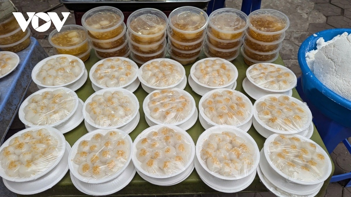At market stalls, traditional bánh trôi and bánh chay continue to dominate in both quantity and availability, drawing large numbers of customers, much like in previous years.