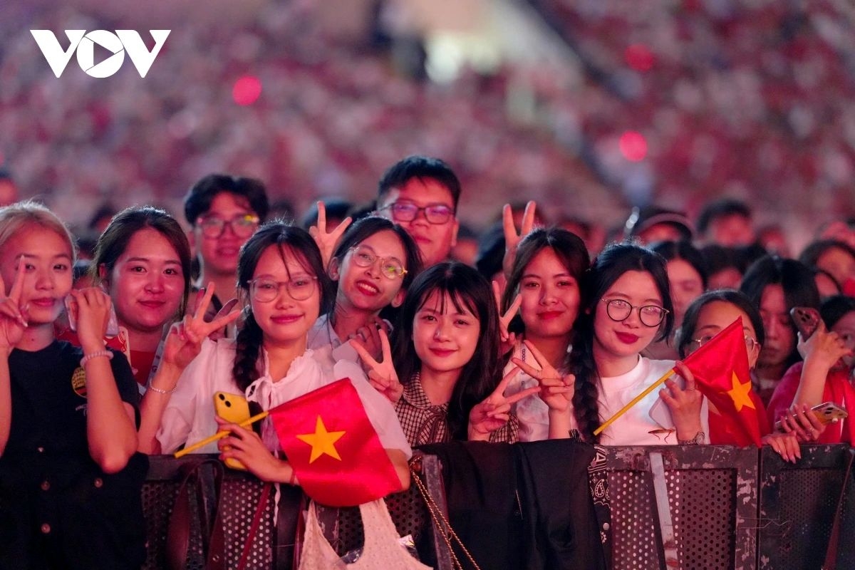 Despite unfavourable weather conditions, crowds fill the stands, creating a striking scene of national pride and underscoring the powerful appeal of this large-scale political-art performance.