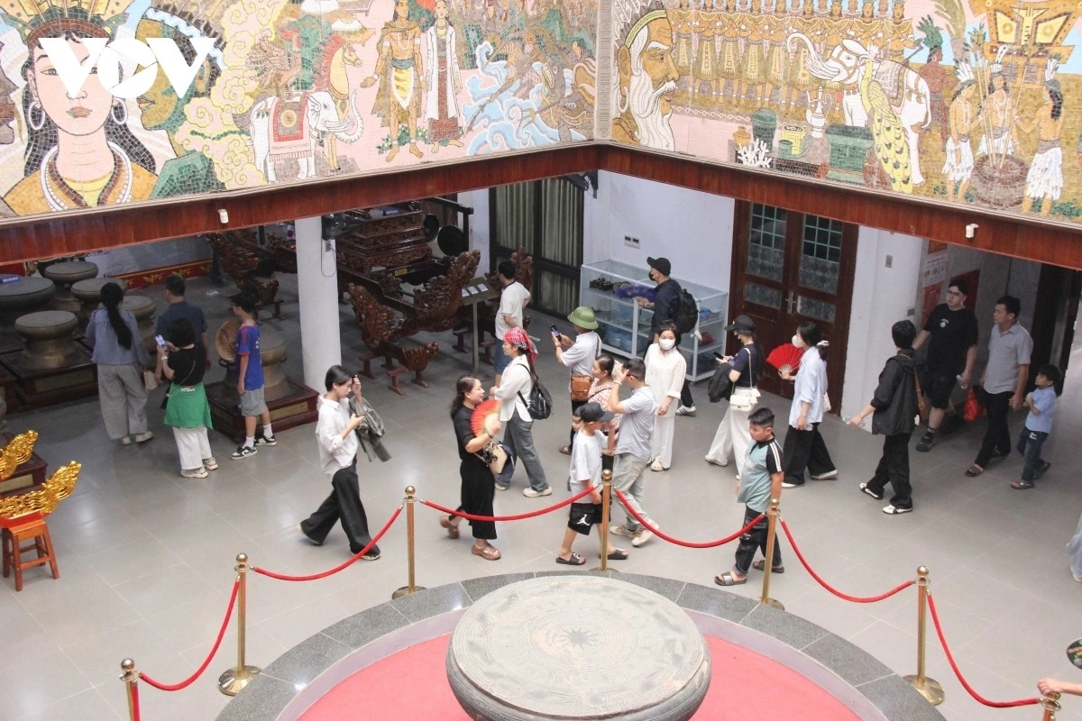 Visitors start their pilgrimage at the base of Nghia Linh Mountain and continue upward to Ha Temple, Trung Temple, and Thuong Temple.