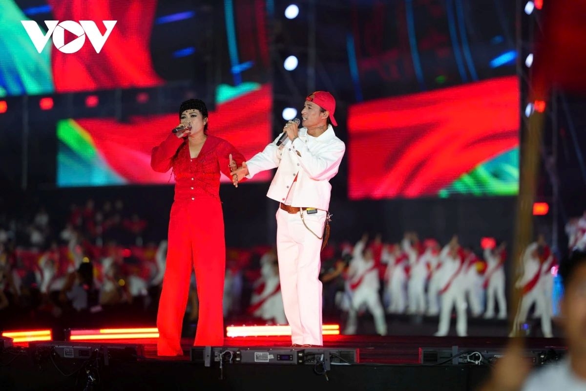 Across social media platforms, many describe “Echoes of the Fatherland” as a national concert, where the central figure is not an individual performer, but rather the nation’s history, culture, and people.