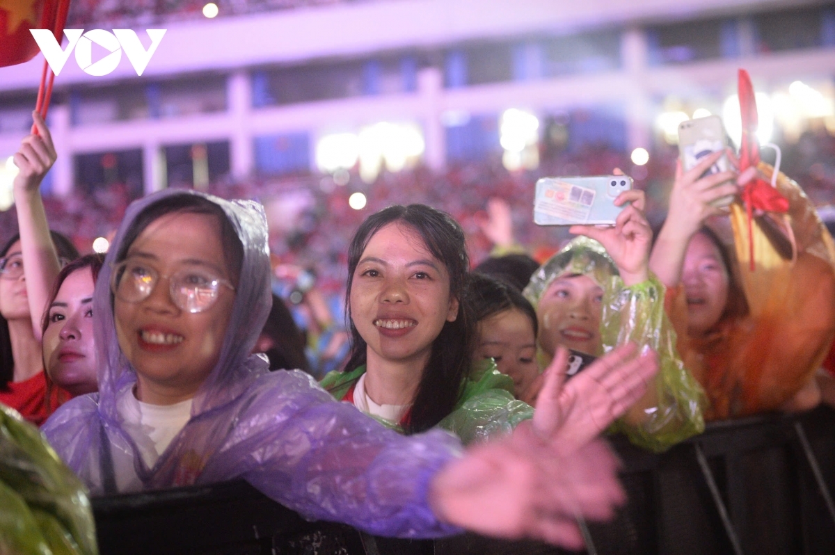 A sudden downpour sweeps over My Dinh National Stadium in the middle of the programme, yet spectators remain in place, putting on raincoats, patiently staying, and fully immersing themselves in the atmosphere of the night’s performance.