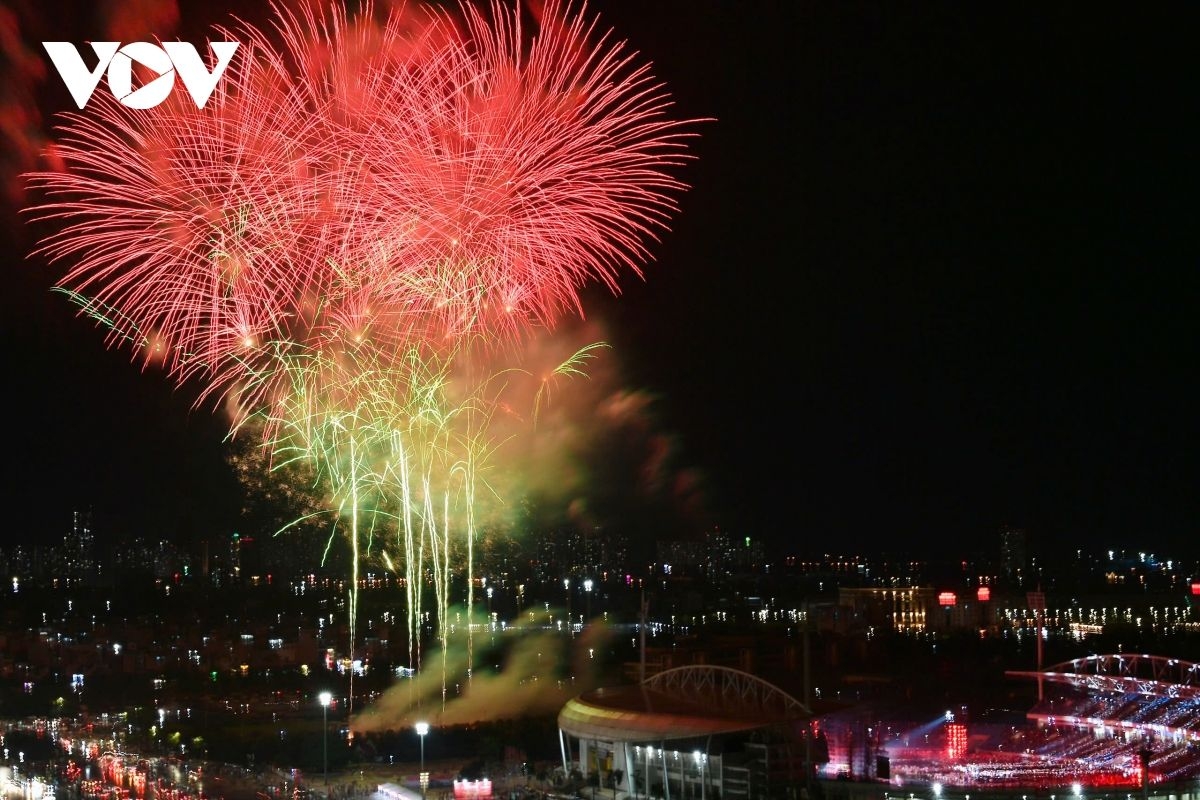 The programme concludes with a brilliant fireworks display, serving as an emotional highlight and a striking opening for the series of political-art events in 2026.