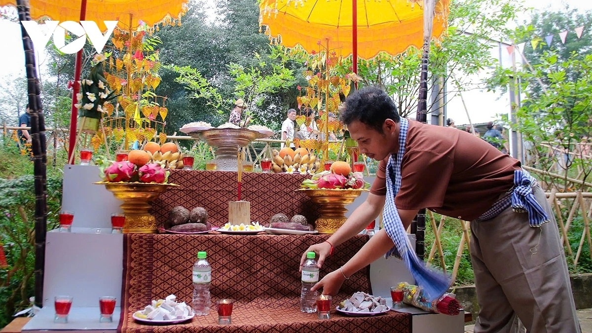 The Khmer believe the moon is a guardian deity of crops, regulating the weather and bringing prosperity. The festival is therefore a way to give thanks for a bountiful harvest and to pray for favourable conditions in the year ahead.