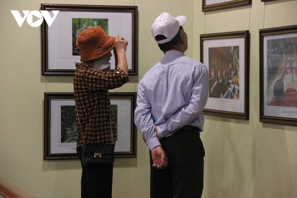 At the Hung Vuong Museum, an exhibition showcasing materials on the Hung Kings worship belief and notable votive offerings also draws strong interest from visitors.