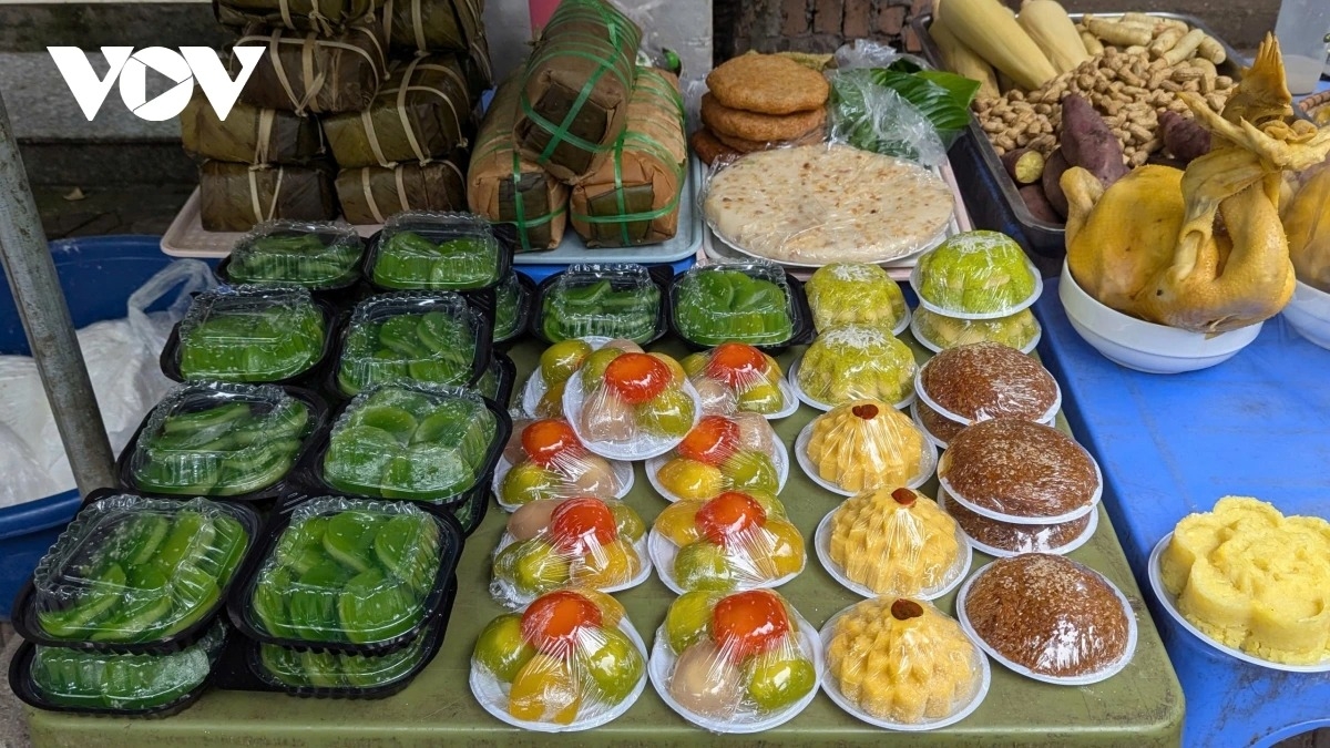 Alongside traditional offerings, the market also features a wider variety of options such as five-coloured bánh trôi, “nine-layer cloud” cakes, sticky rice and sweet soups, bánh xu xê (Vietnamese wedding cakes), and bánh gio (ash cakes), adding diversity to offering trays for the Cold Food Festival.
