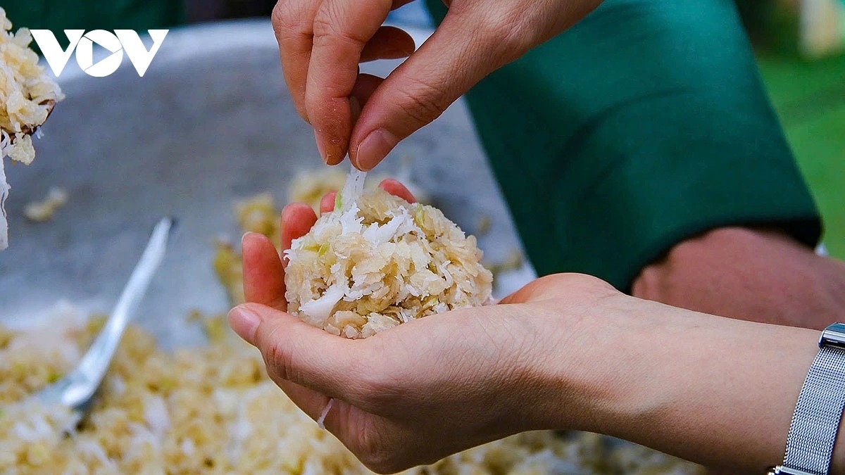 In the evening, families prepare offerings set out in open courtyards or airy spaces, including flattened young rice, sweet potatoes, coconut, bananas, and sugarcane, cakes, fruits, and other agricultural produce.