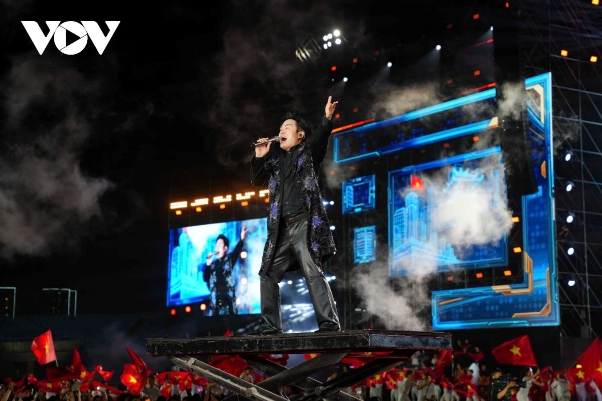 The programme opens with the theme song “Echoes of the Homeland,” performed by Tung Duong, accompanied by a full choir and hundreds of dancers in a spectacular large-scale staging.